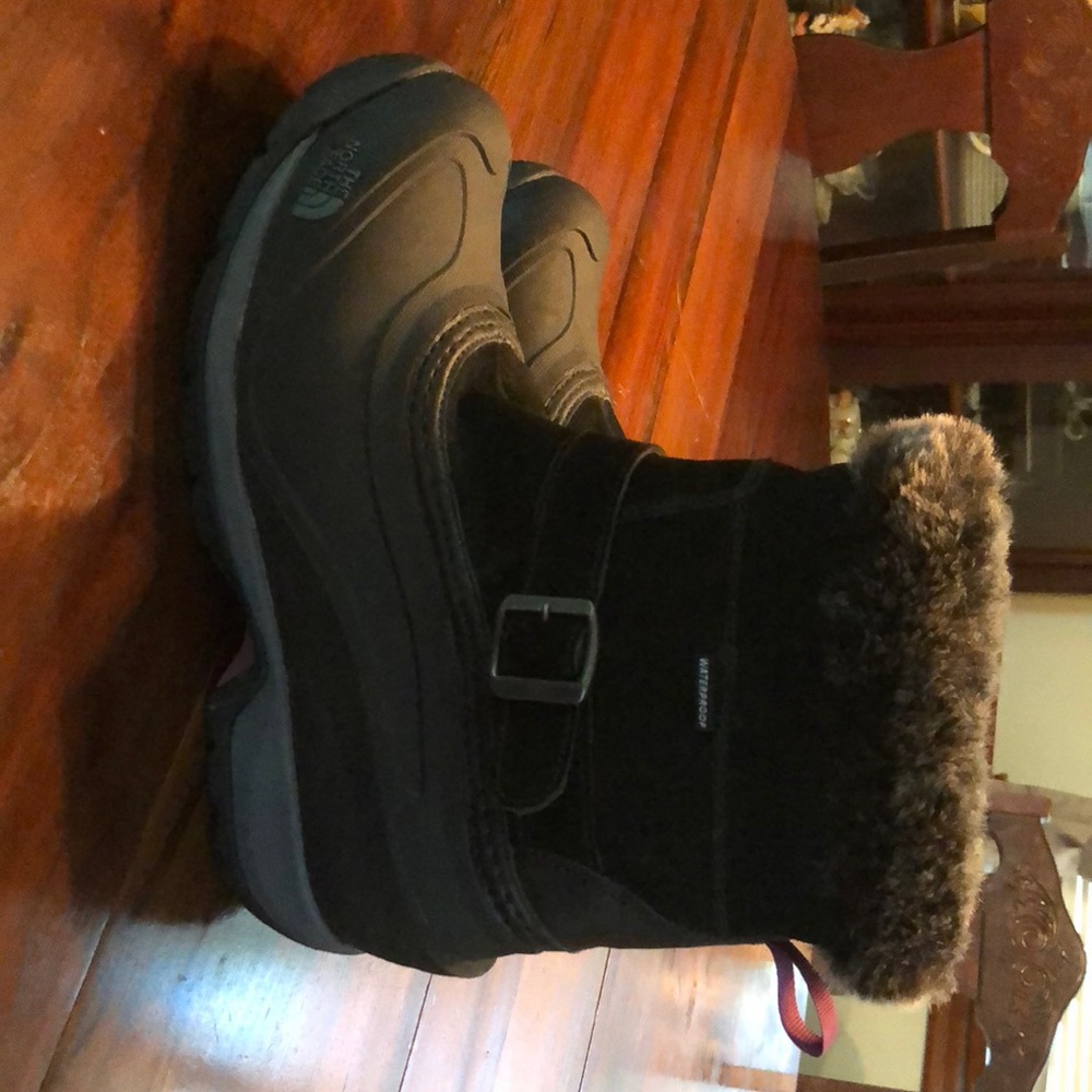 Woman’s Northface snow boots